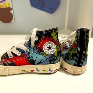 Dinosaur converse high tops size 5 baby/toddler. SO CUTE